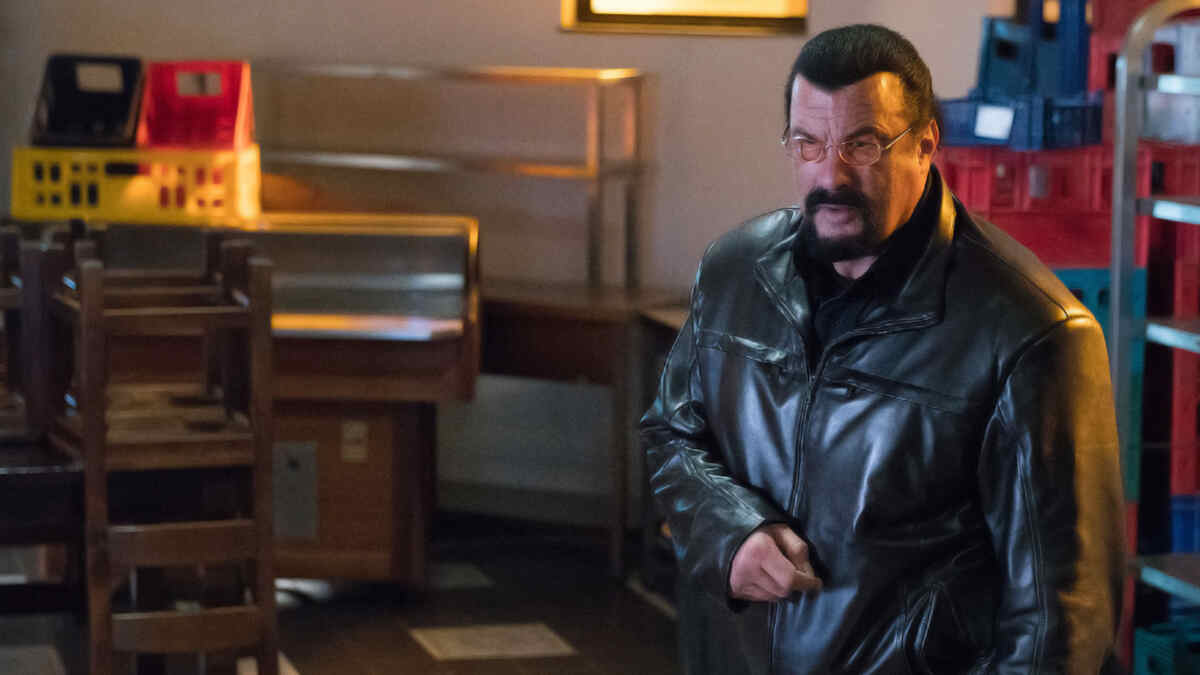 Steven Seagal em cena do filme Contratado para matar
