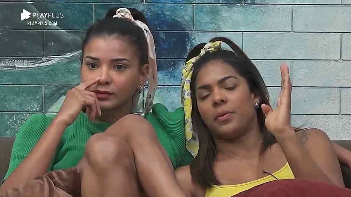 Jakelyne e Tays conversam sobre os relacionamentos dentro de A Fazenda