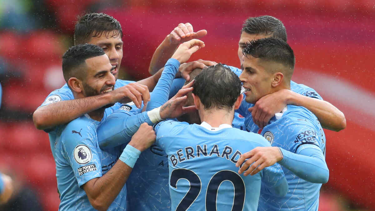 Jogadores do Manchester City em campo, comemorando gol pela Premier League