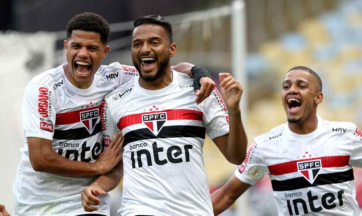 Jogadores do São Paulo comemorando gol