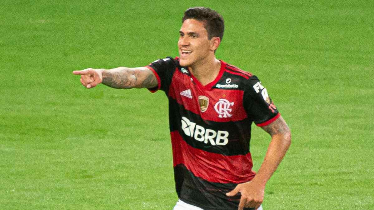 Jogador Pedro em campo com a camisa do Flamengo