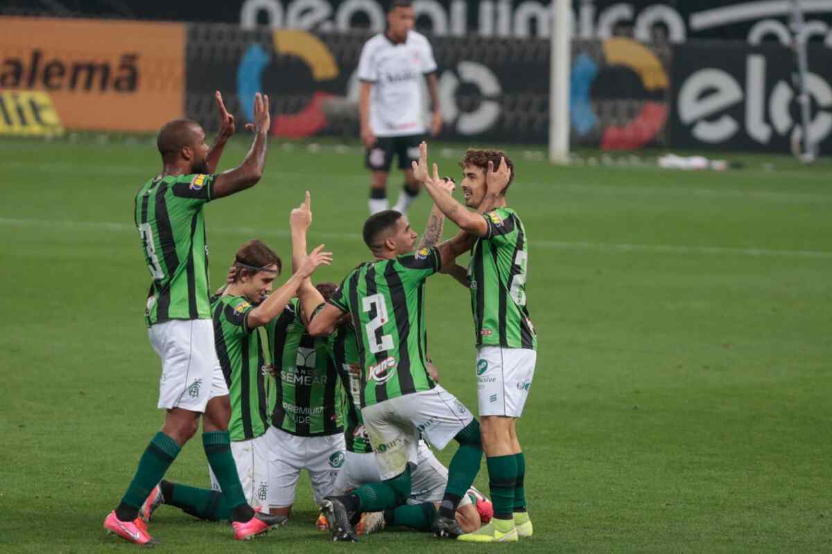 Jogadores do América/MG comemorando gol contra a equipe do Corinthians na fase anterior