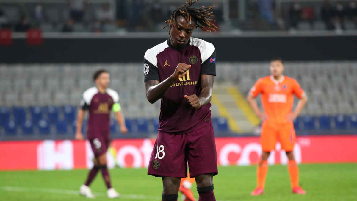 Jogador Kean em campo pelo PSG na Liga dos Campeões