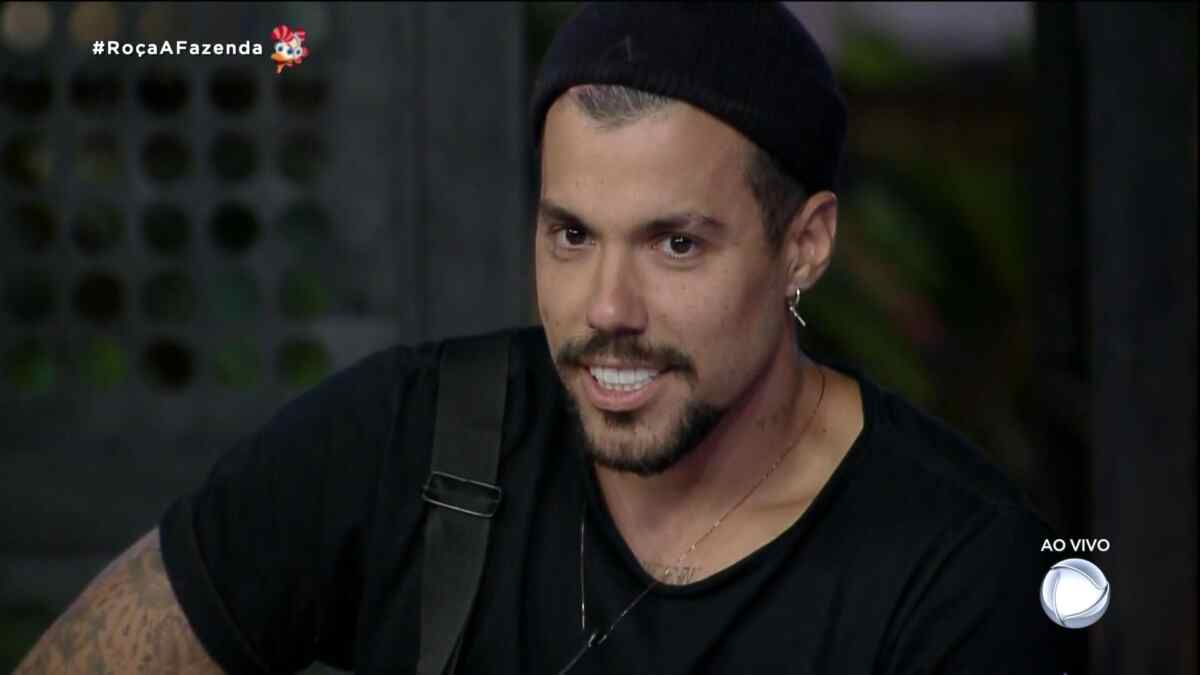 Lipe sorrir ao ganhar o poder da chama vermelha