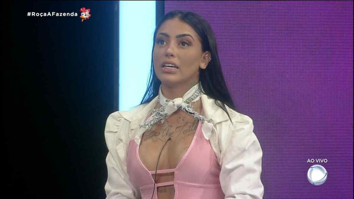 Mc Mirella senta no primeiro banco da décima roça de A Fazenda 12