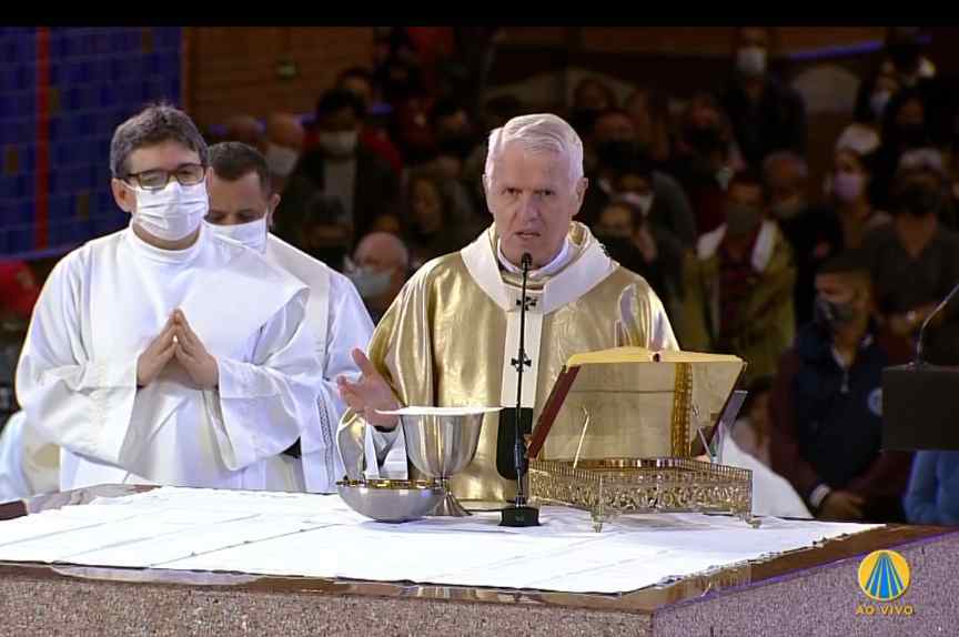 Imagens durante a celebração da Missa de Domingo
