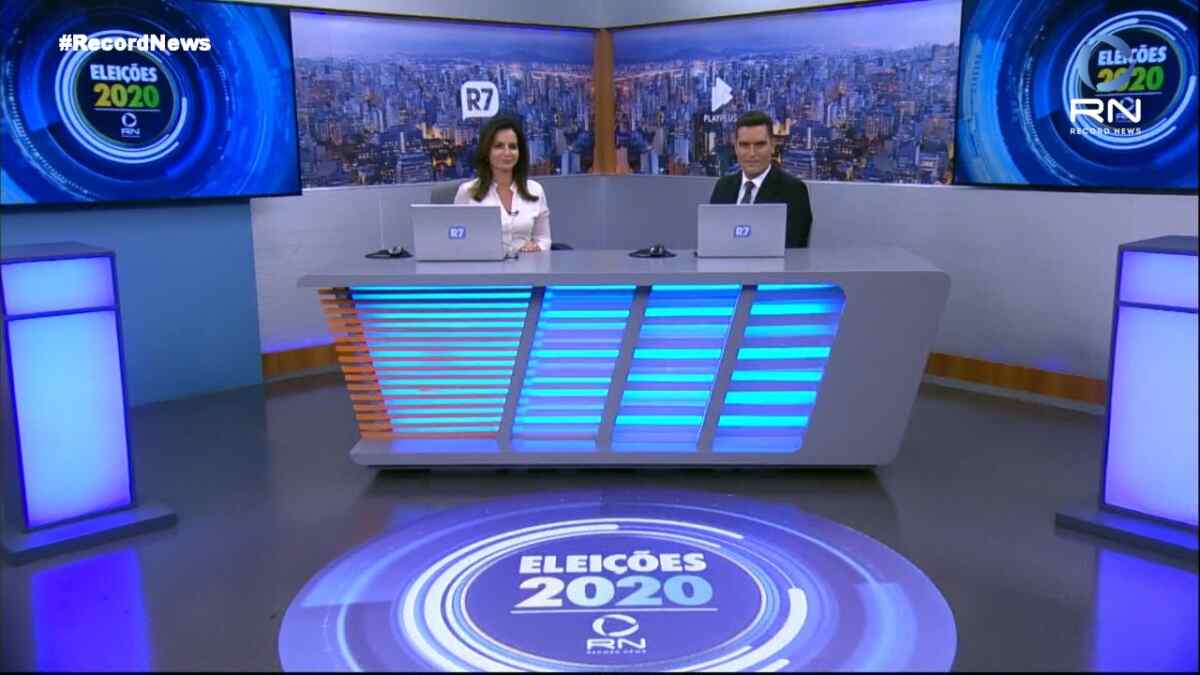 Kelly Godoy e Gustavo Toledo no cenário da cobertura especial da Record News