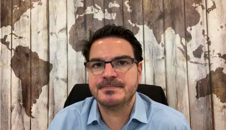 Rodrigo Constantino em cenário onde costuma gravar vídeos para seu canal no Youtube