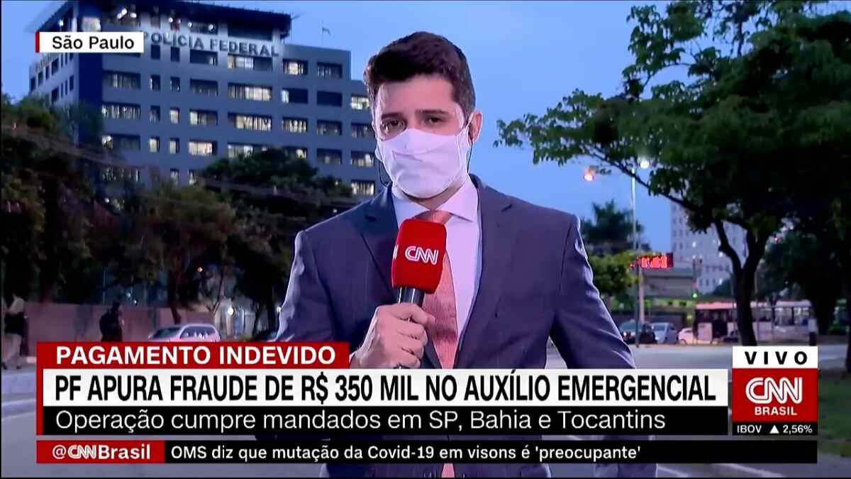 Repórter Tiago América durante sua estreia em uma entrada ao vivo pela CNN Brasil