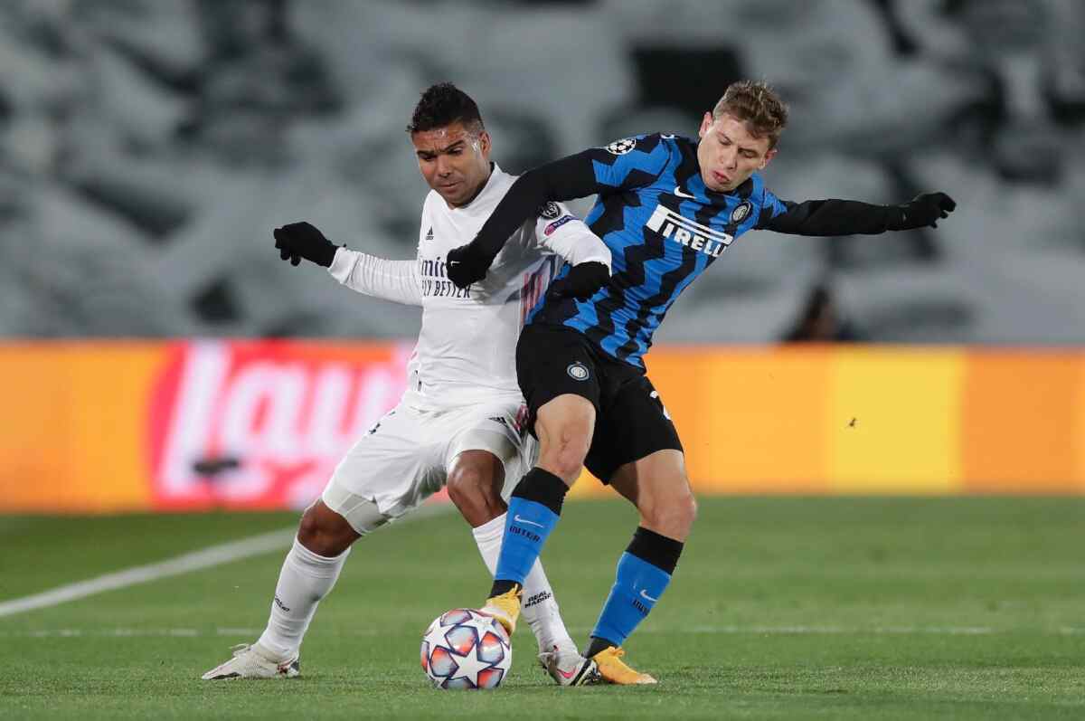 Casemiro disputando bola no jogo de ida entre Real Madrid e Internazionale