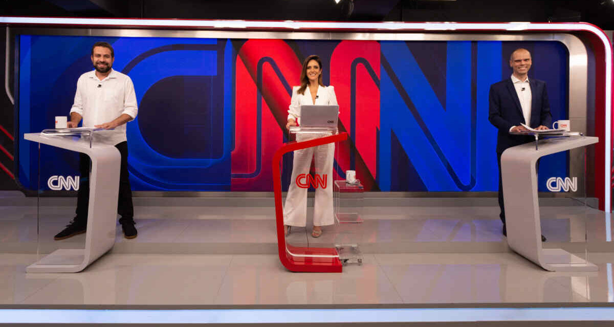Guilherme Boulos, Monalisa Perrone e Bruno Covas nos estúdios do debate na CNN Brasil