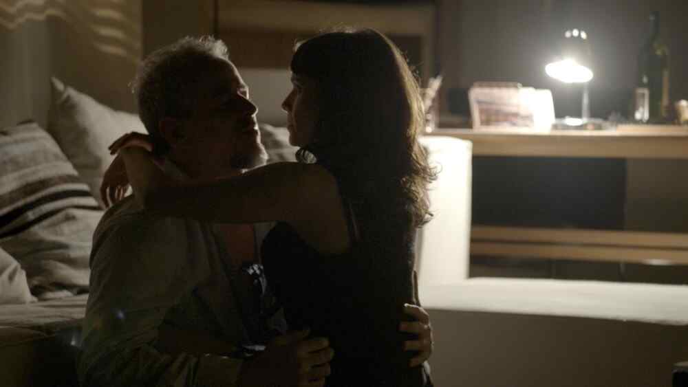 Eugênio e Irene se beijam na cama, em cena de A Força do Querer
