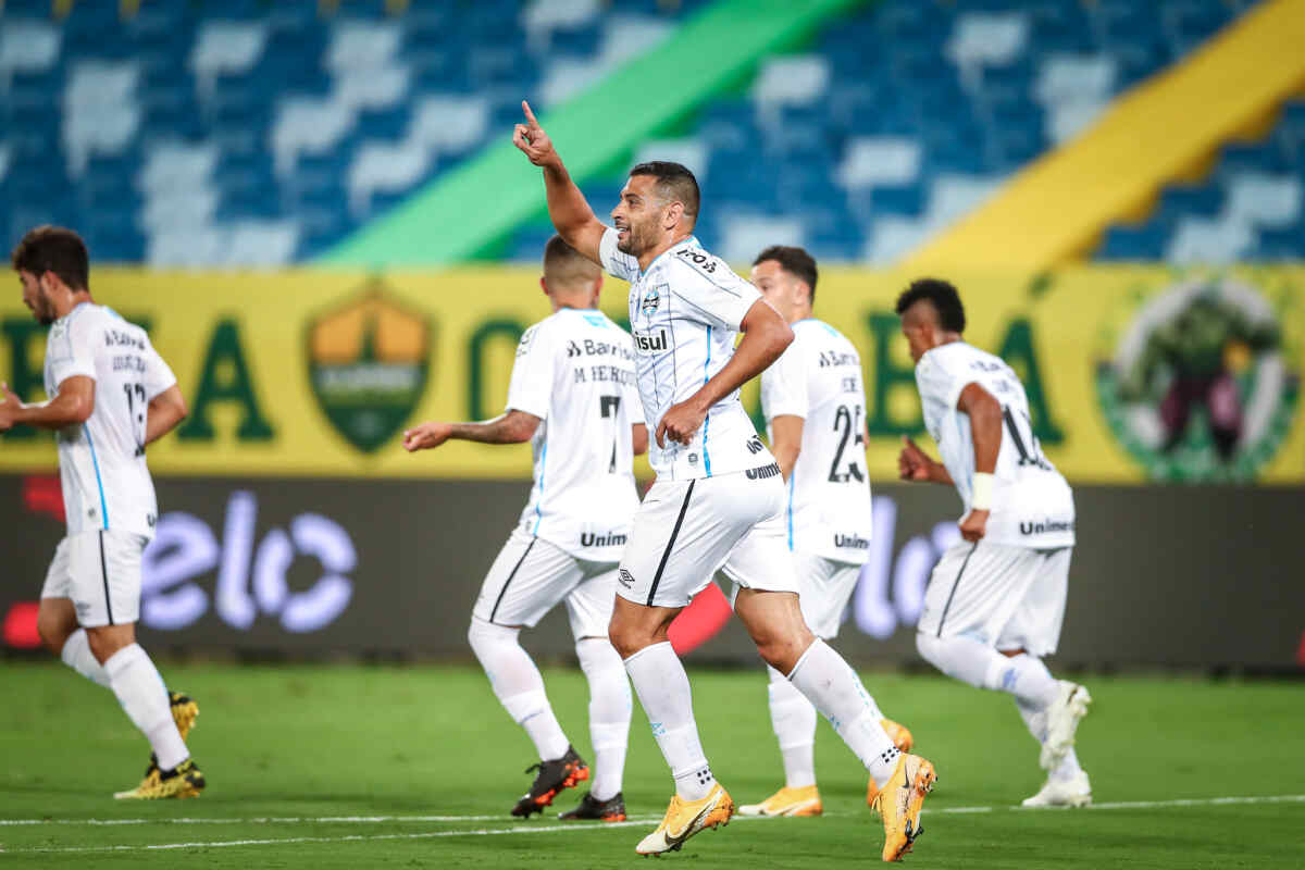 Diego Souza e jogadores do Grêmio comemorando gol com a camisa do Grêmio no duelo pasado
