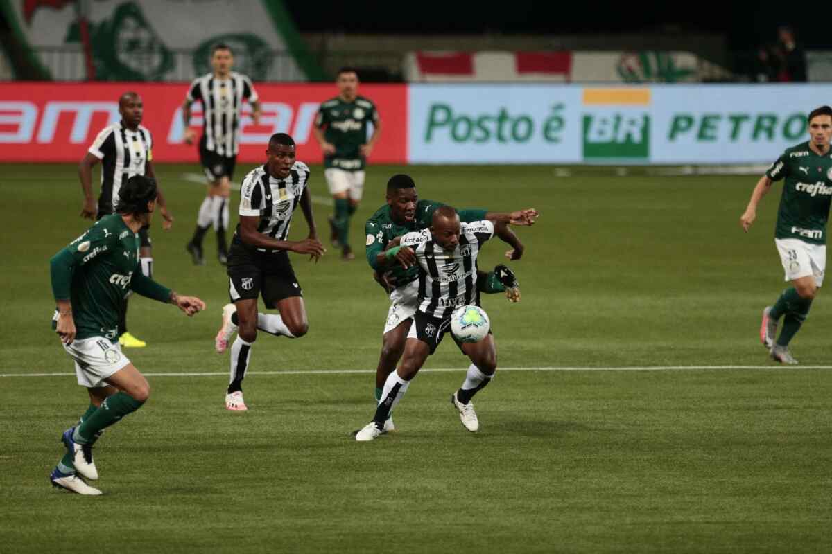 Duelo de bola no jogo entre Palmeiras e Ceará pelo Campeonato Brasileiro