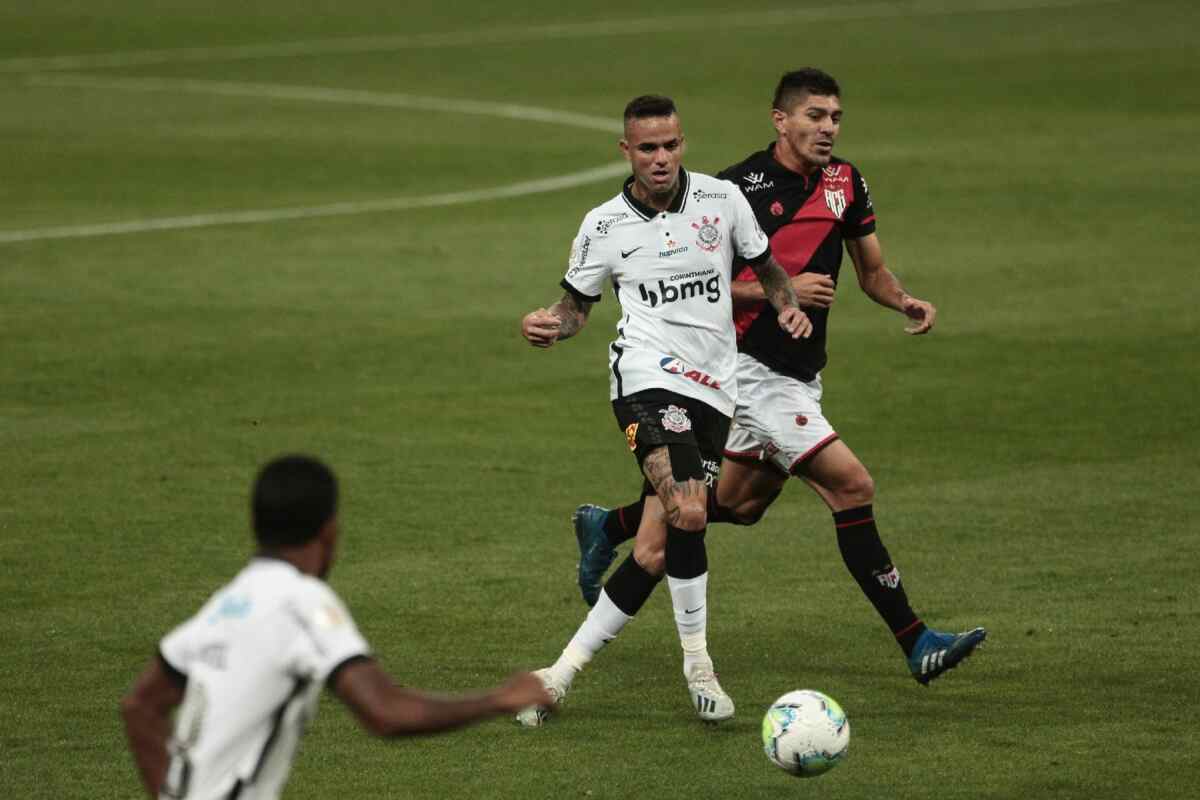 Jogadores de Corinthians e Atlético/GO durante a partida do primeiro turno