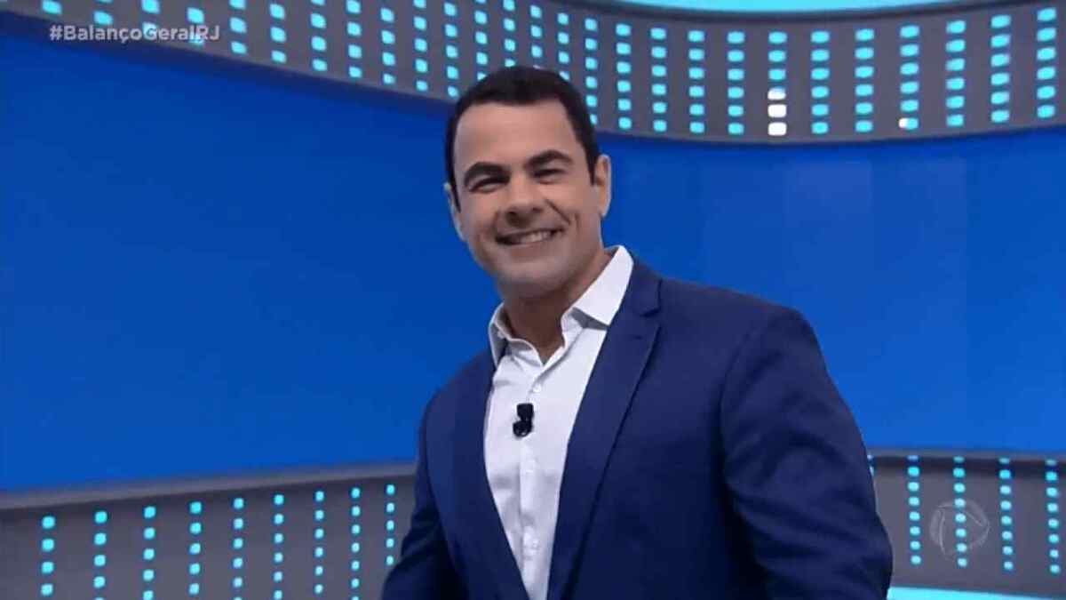 Jornalista Tino Júnior no estúdio do Balanço Geral RJ