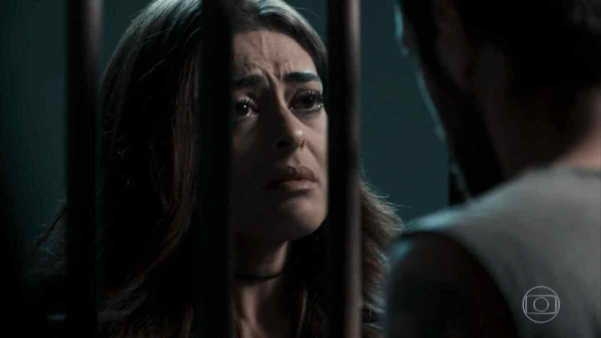 Juliana Paes e Emilio Dantas em cena da novela A Força do Querer exibida nesta segunda-feira, 07 de dezembro