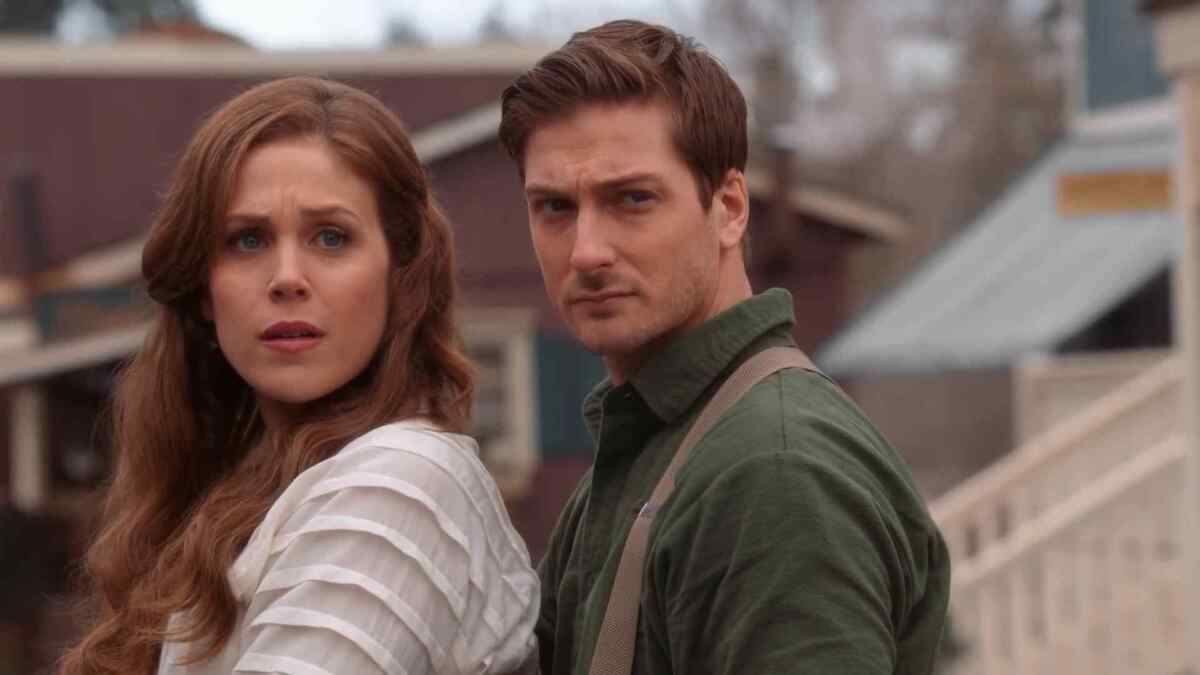 Erin krakow e Daniel Lissing em cena de When Calls The Heart, Quando o Coração Chama