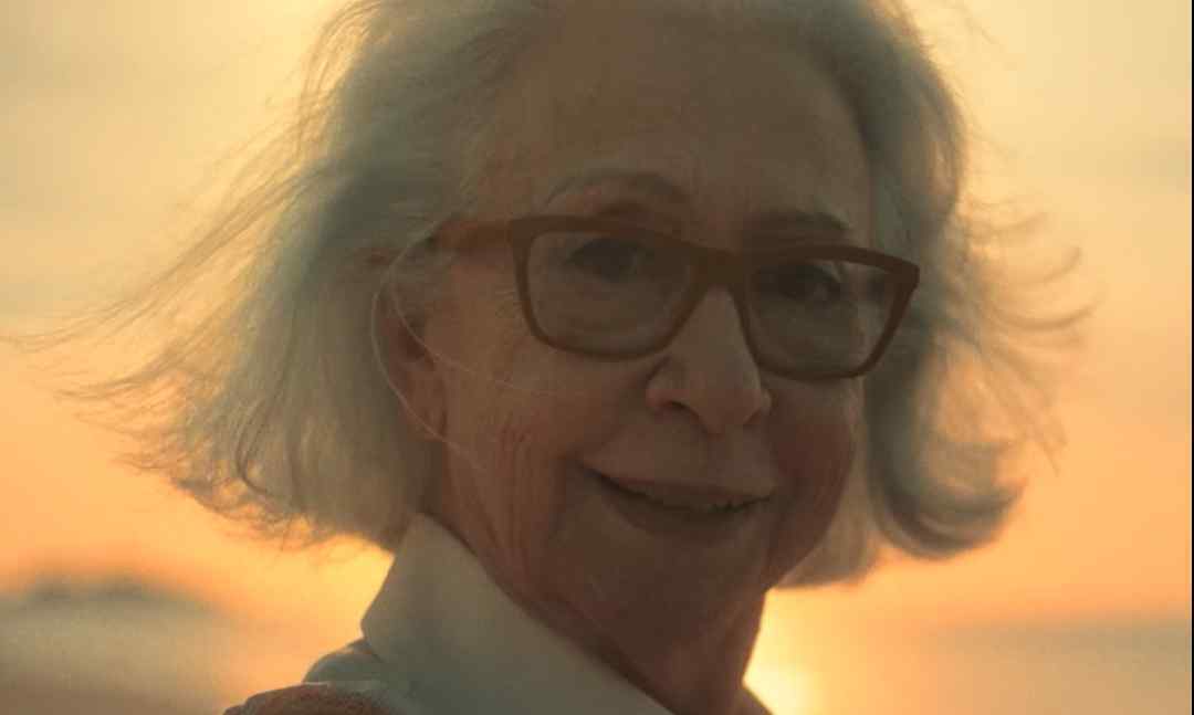 Fernanda Montenegro em gravação na praia, para o comercial do banco Itaú