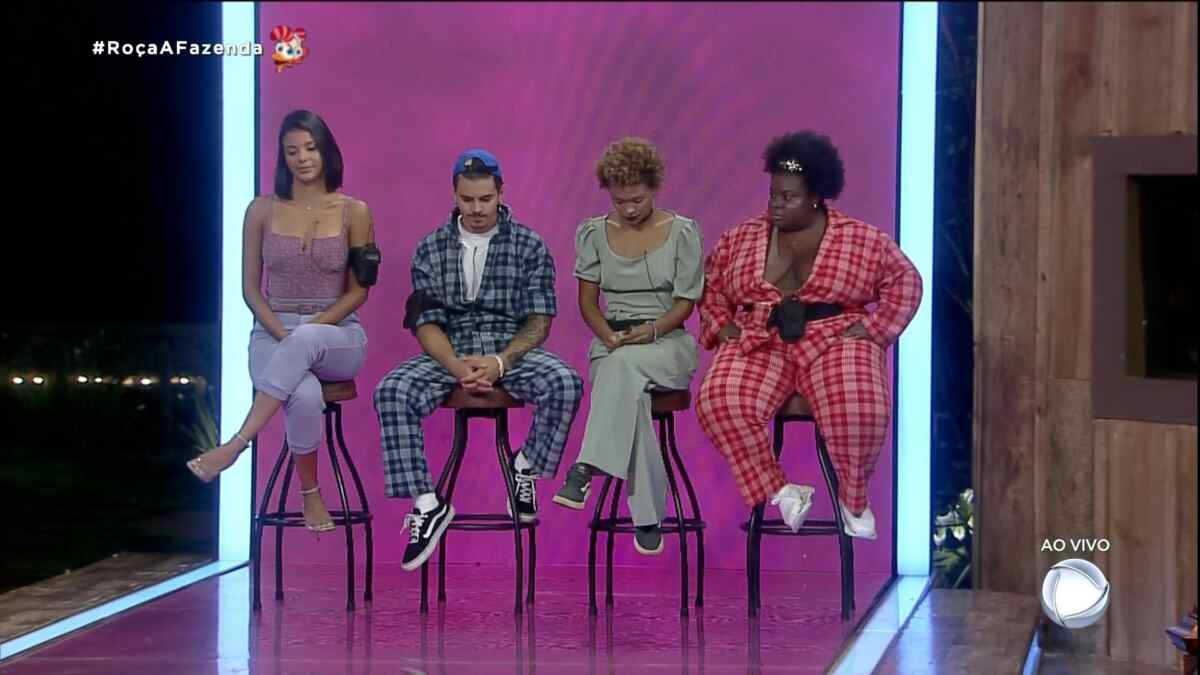 Jakelyne Oliveira, Biel, Lidi Lisboa e Jojo Todynho sentados nos quatro banquinhos da décima segunda roça de A Fazenda 12