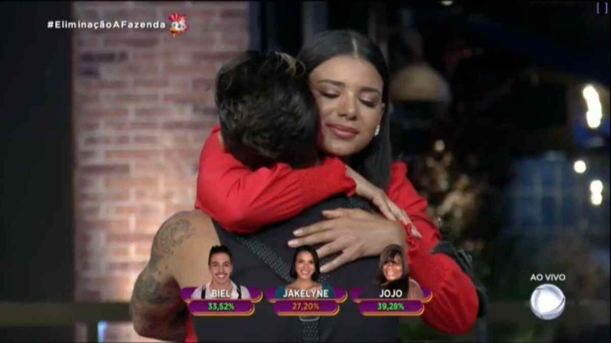Jake abraçando Biel após descobrir que estava eliminada