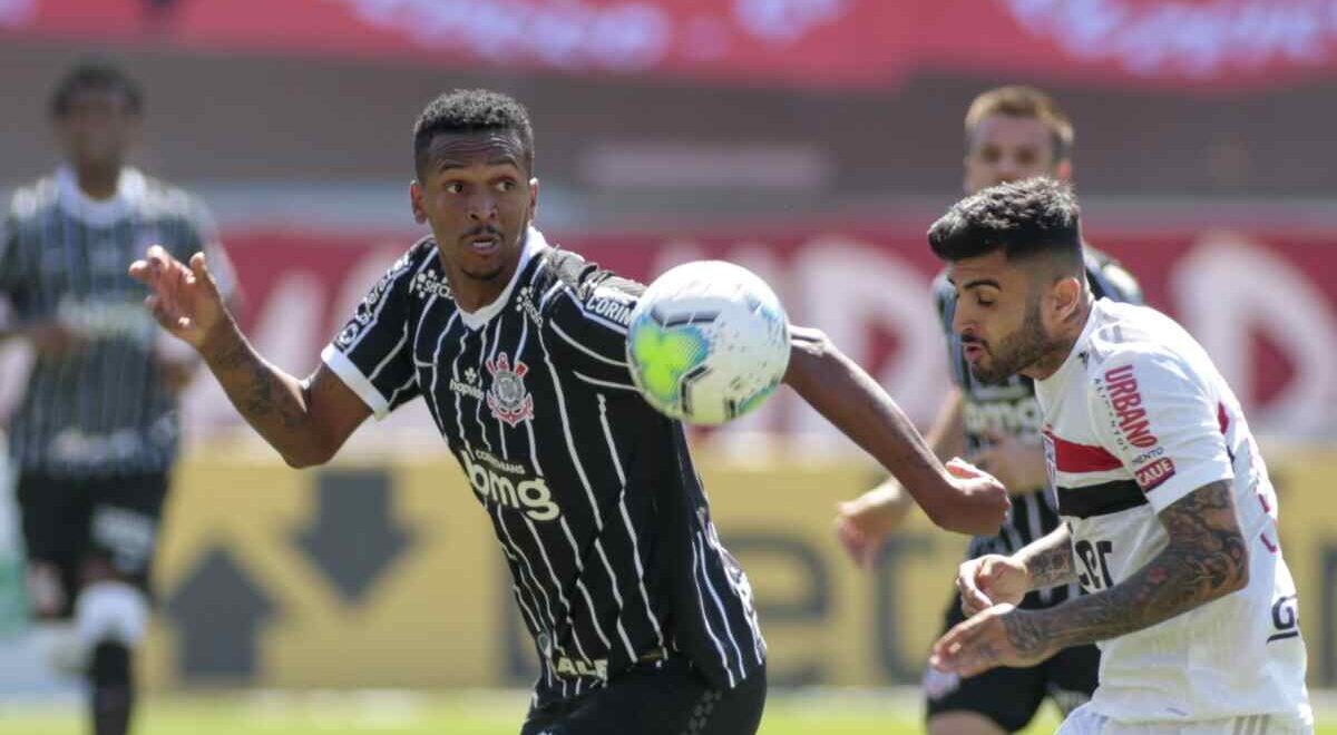 Jogadores de Corinthians e São Paulo durante a partida do primeiro turno