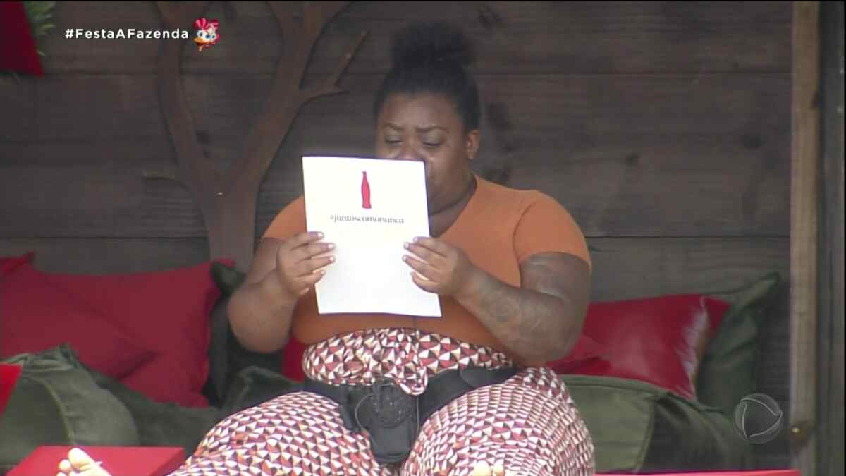 Jojo Todynho lendo a carta que recebeu da melhor amiga