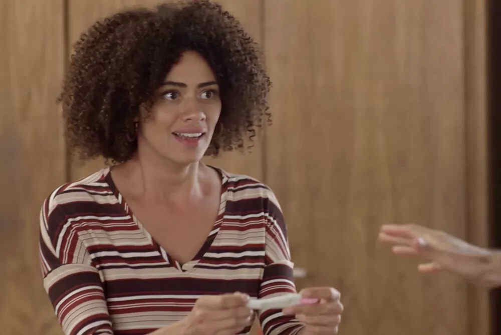 Doris ver o resultado do teste de gravidez e se emociona
