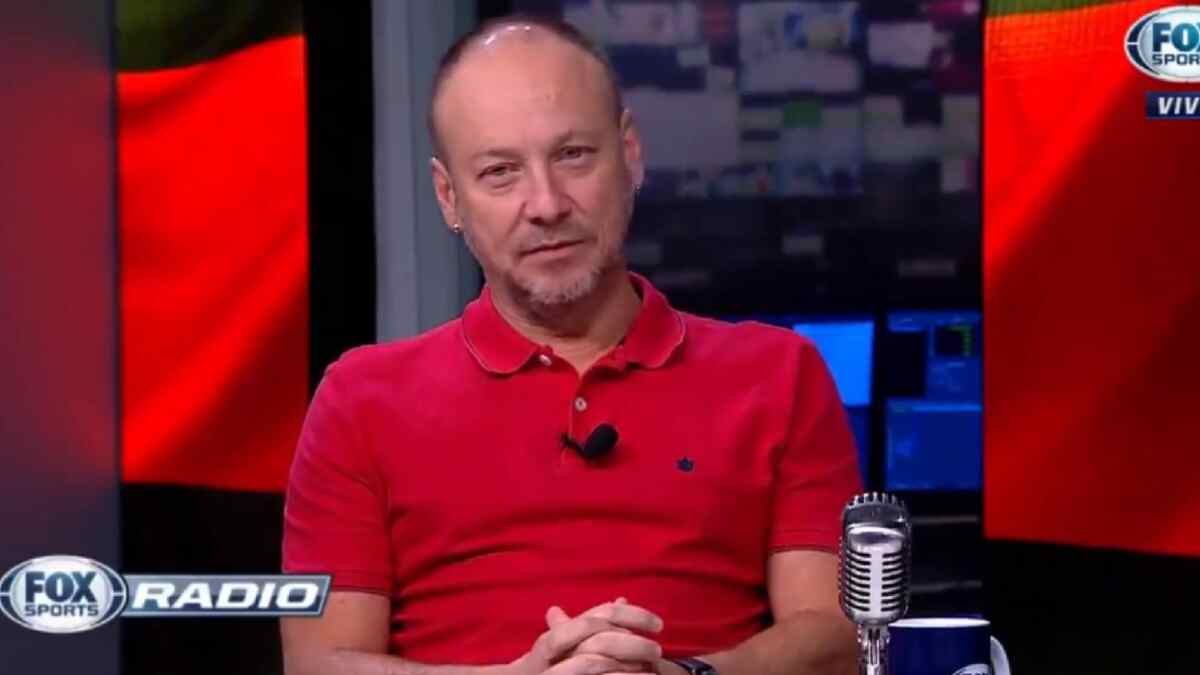 Flavio Gomes durante o programa Fox Sports Rádio
