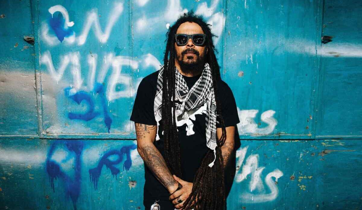 Marcelo Falcão na capa de lançamento de um disco