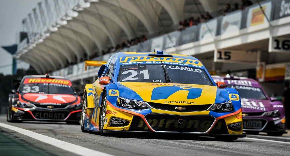 Carro de Stock Car durante uma corrida