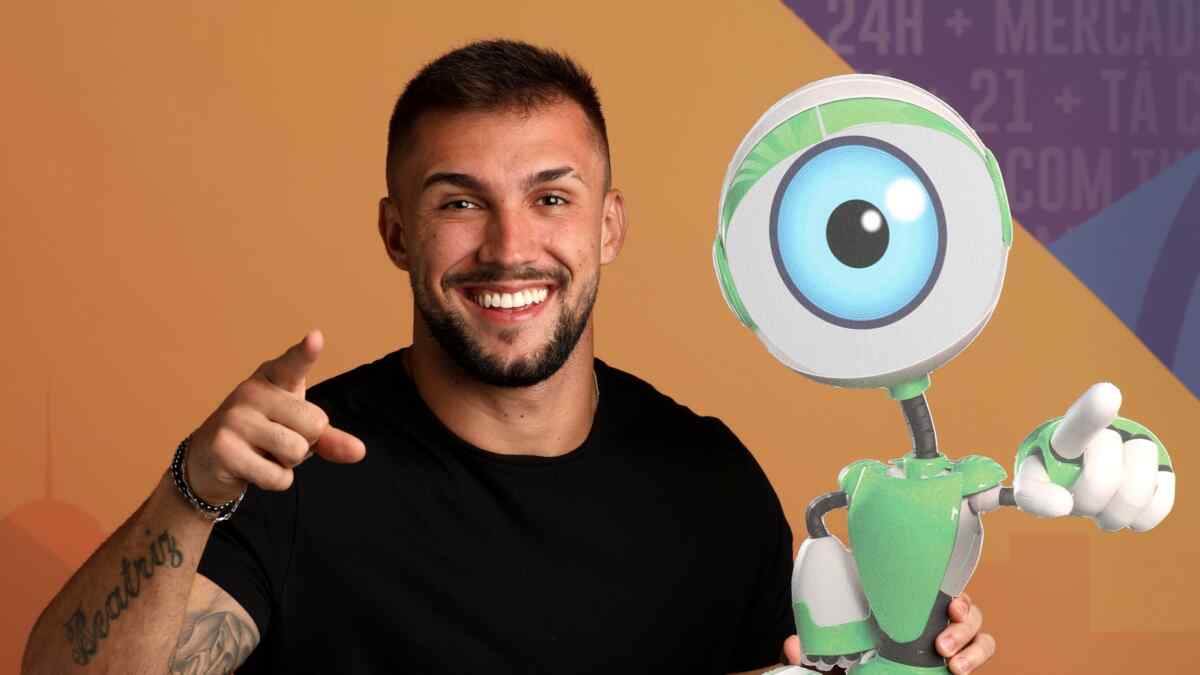 Arthur Picoli segura o mascote do BBB 21