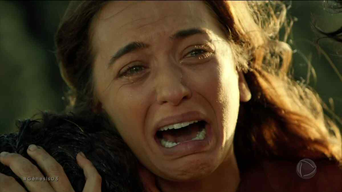 Eva segura Abel, já morto, em seu colo e chora de dor, em cena da novela Gênesis