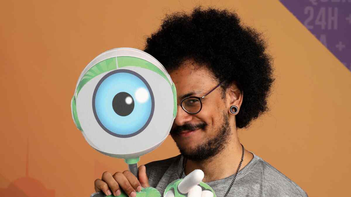 João segura o mascote do BBB 21