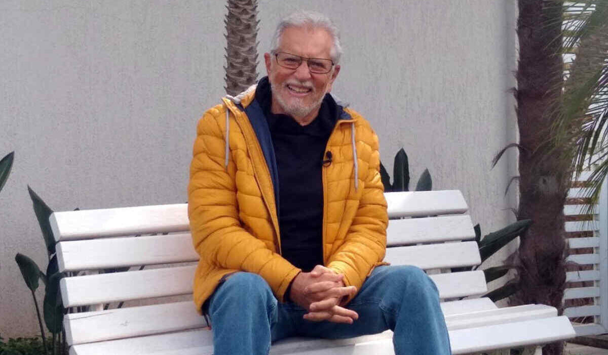 Carlos Alberto de Nóbrega durante gravações de A Praça é Nossa, diretamente de sua casa