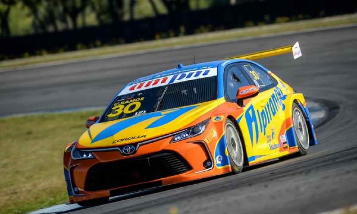 Carro da Stock Car na pista