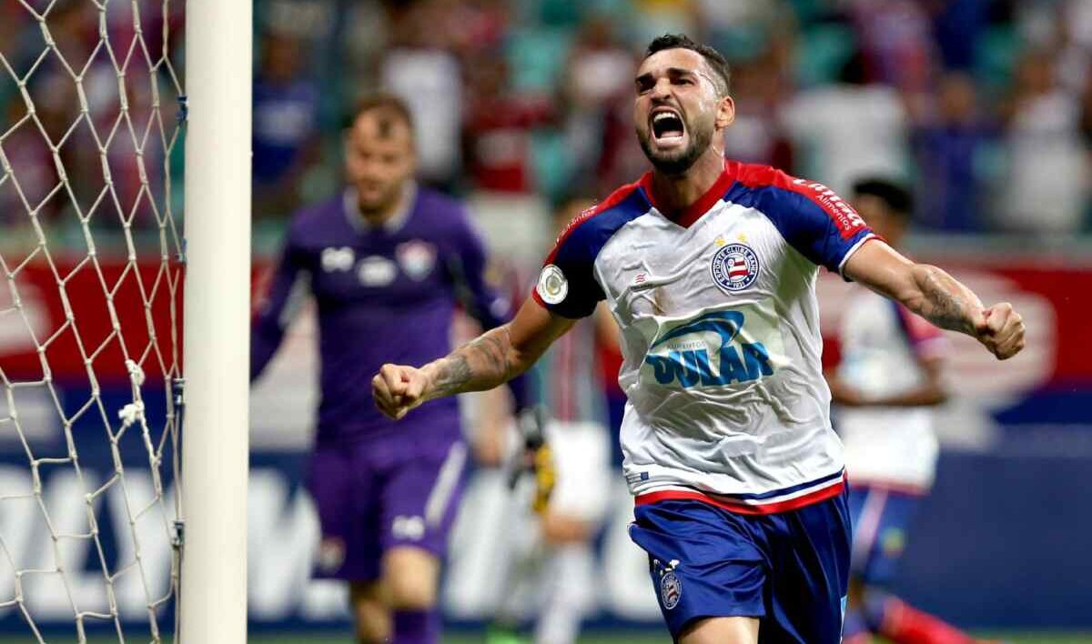 Atacante Gilberto, do Bahia, durante uma partida