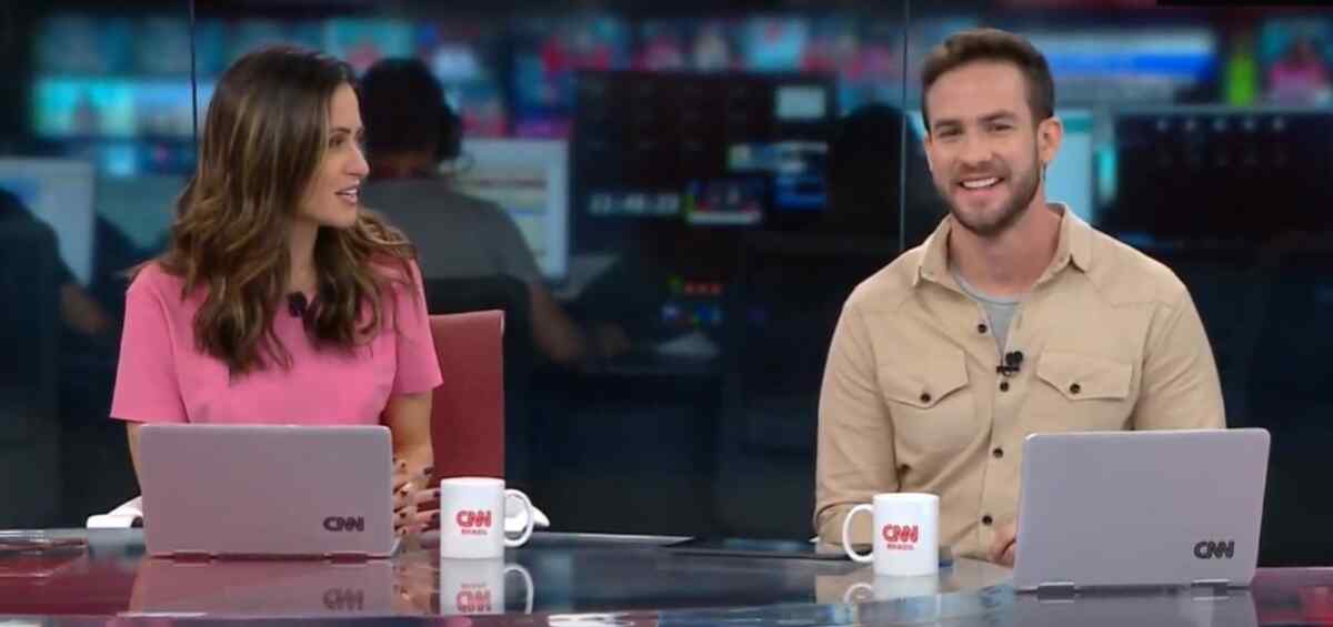 Daniel Adjuto e Marcela Rahal no estúdio do Live CNN