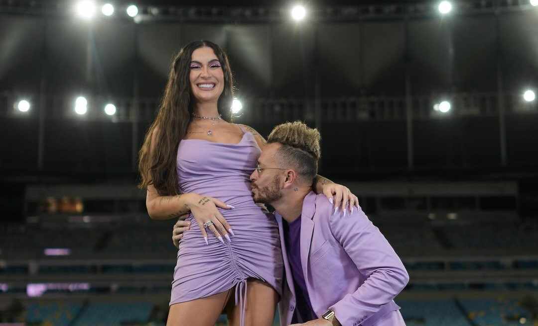Fred beija a barriga de Boca Rosa em evento que revelou o sexo do primeiro filho