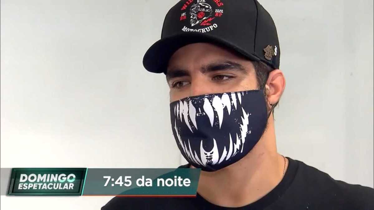 Caio Castro durante trecho da entrevista com Carolina Ferraz