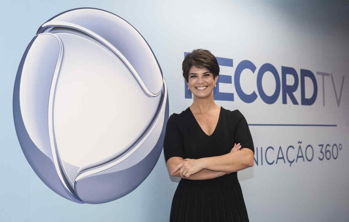 Mariana Godoy posa na sala da comunicação da Record TV