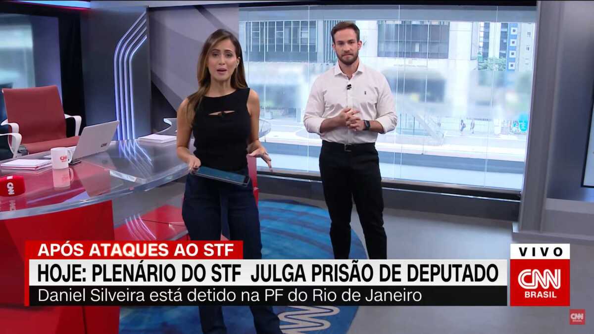 Marcela Rahal e Daniel Adjuto no estúdio do Live CNN