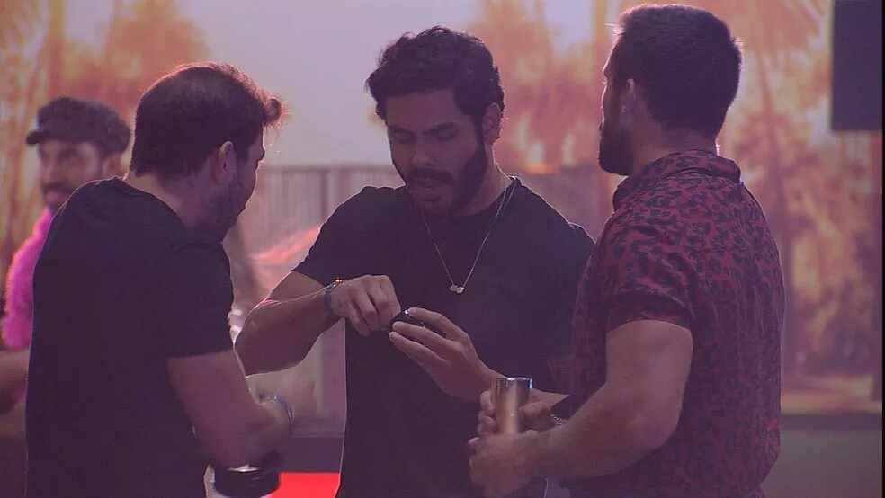 Rodolffo em conversa com Caio e Arthur, declarou torcida para Karol Conká