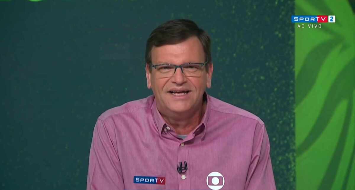 Narrador Sérgio Maurício no estúdio do SporTV