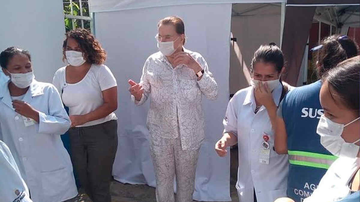 Silvio Santos no local de vacinação