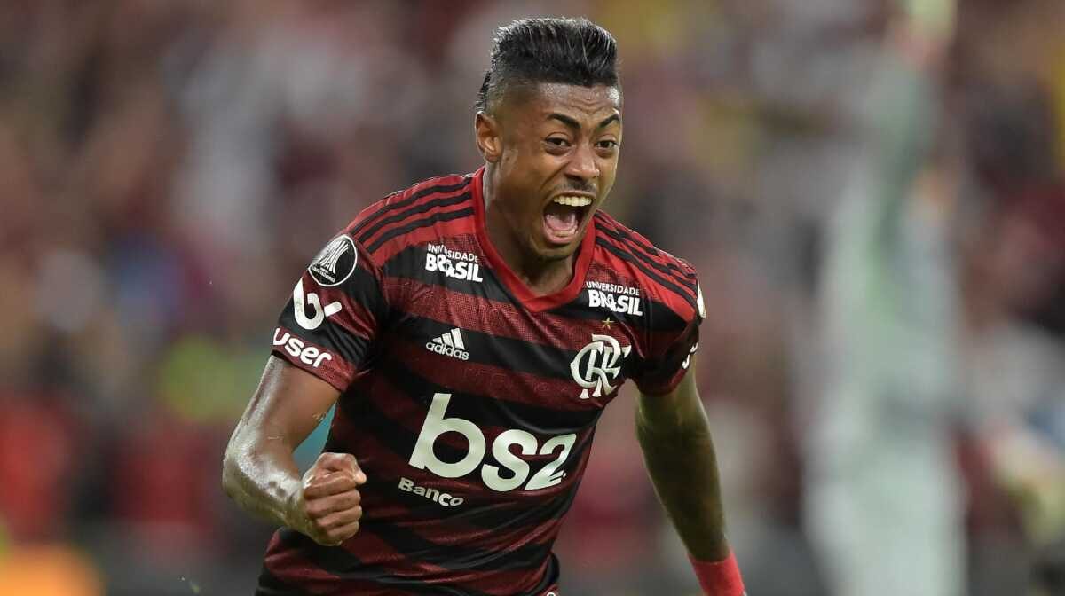 Jogador Bruno Henrique comemorando gol com a Camisa do Flamengo