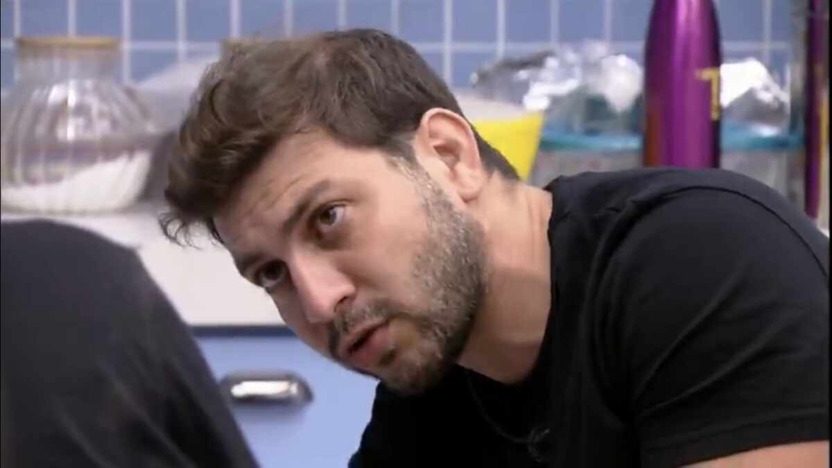 Caio Afiune em conversa na xepa com Projota, chama Gilberto de mentiroso e dispara: "Ele precisa sair".