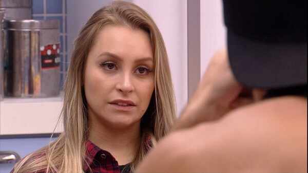 Carla Diaz e Arthur conversaram na xepa pela manhã, sobre o comportamento de Karol Conká após ser indicada por Sarah ao paredão.