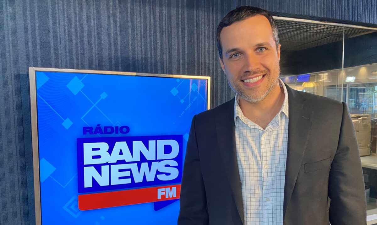 Felipe Moura nos estúdios da Rádio BandNews FM