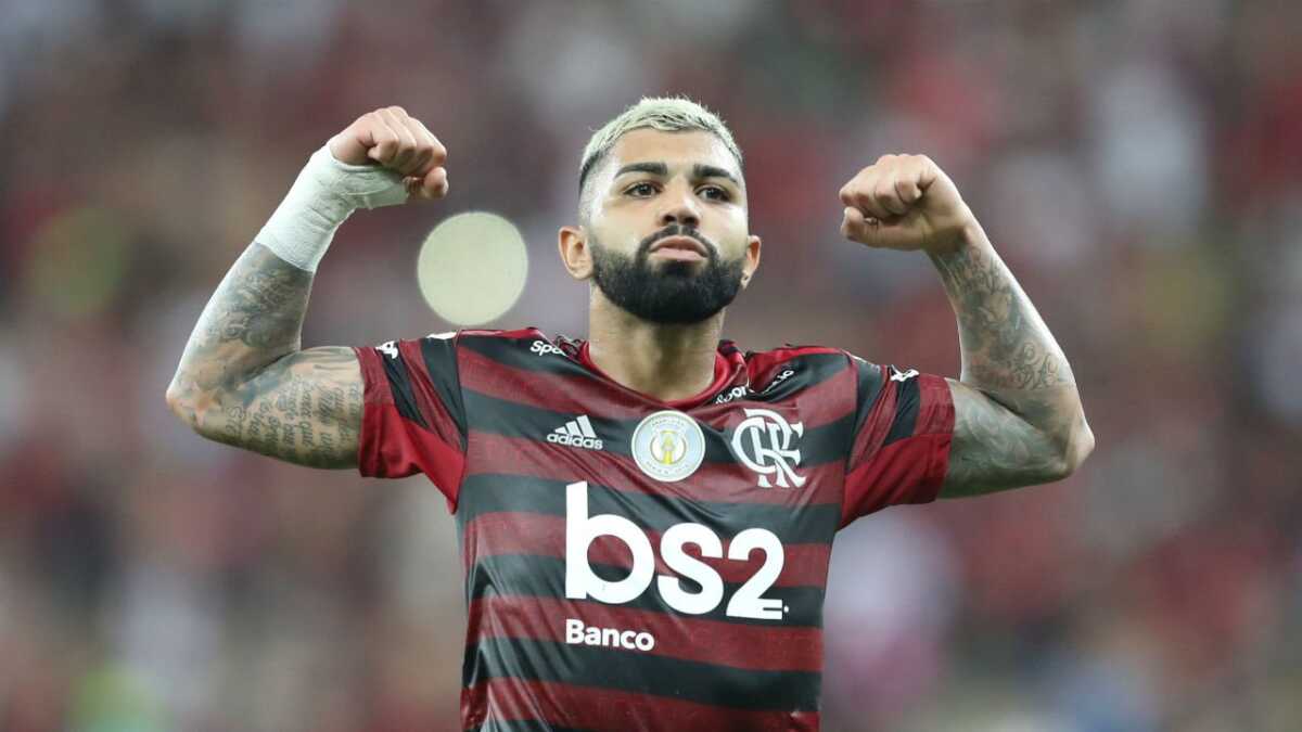 Jogador Gabriel com a camisa do Flamengo